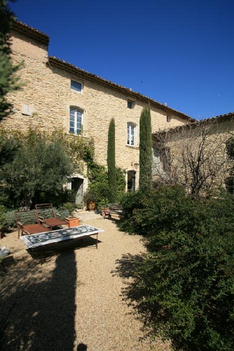 Maison de village de caractère en Luberon avec cour fermée et piscine